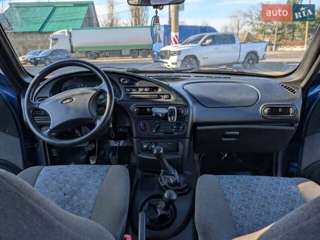 Синий Шевроле Нива, объемом двигателя 1.7 л и пробегом 244 тыс. км за 2300 $, фото 2 на Automoto.ua