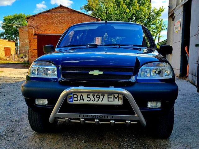 Синий Шевроле Нива, объемом двигателя 1.7 л и пробегом 282 тыс. км за 3999 $, фото 1 на Automoto.ua