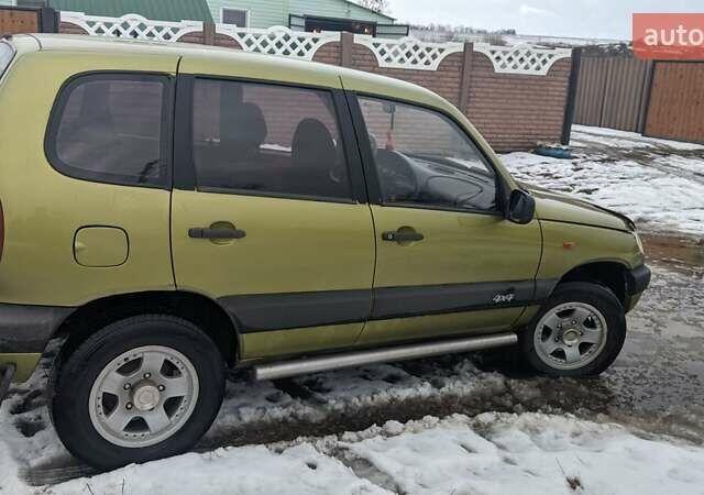 Зеленый Шевроле Нива, объемом двигателя 1.7 л и пробегом 315 тыс. км за 4500 $, фото 2 на Automoto.ua