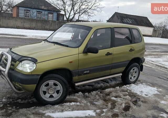Зеленый Шевроле Нива, объемом двигателя 1.7 л и пробегом 315 тыс. км за 4500 $, фото 1 на Automoto.ua
