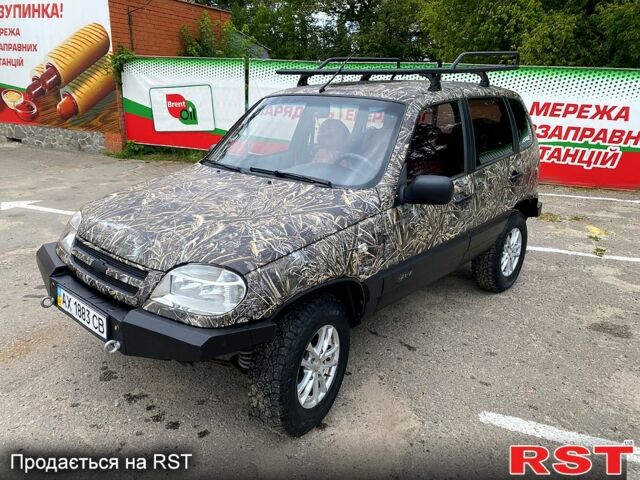 Зеленый Шевроле Нива, объемом двигателя 1.7 л и пробегом 263 тыс. км за 4700 $, фото 2 на Automoto.ua