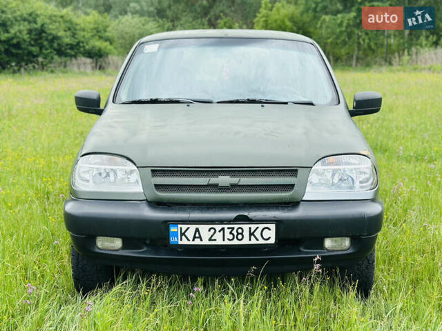 Зеленый Шевроле Нива, объемом двигателя 1.69 л и пробегом 136 тыс. км за 3200 $, фото 1 на Automoto.ua