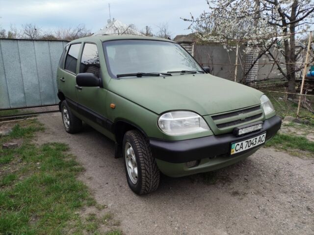 Зеленый Шевроле Нива, объемом двигателя 1.7 л и пробегом 310 тыс. км за 4000 $, фото 1 на Automoto.ua