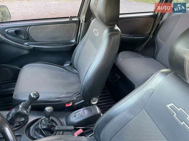 Зеленый Шевроле Нива, объемом двигателя 1.69 л и пробегом 200 тыс. км за 3800 $, фото 7 на Automoto.ua