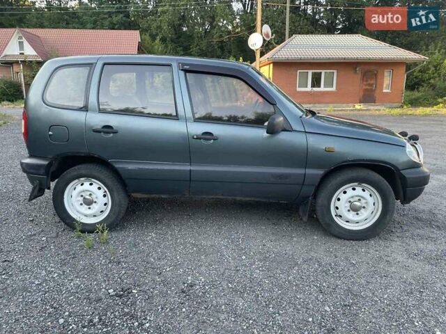 Зеленый Шевроле Нива, объемом двигателя 1.69 л и пробегом 200 тыс. км за 3800 $, фото 2 на Automoto.ua