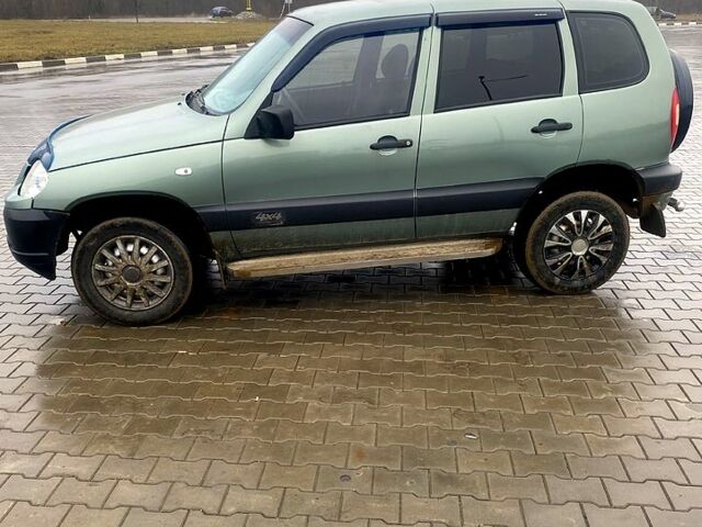 Зеленый Шевроле Нива, объемом двигателя 1.6 л и пробегом 190 тыс. км за 3900 $, фото 1 на Automoto.ua
