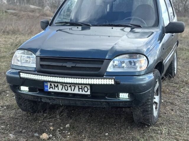 Зеленый Шевроле Нива, объемом двигателя 1.7 л и пробегом 127 тыс. км за 2200 $, фото 1 на Automoto.ua