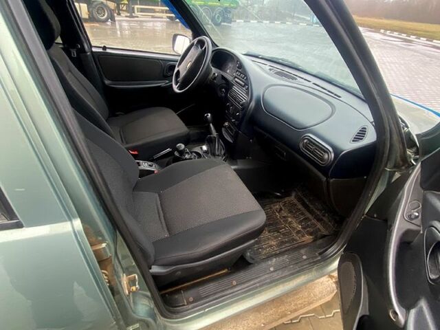 Зеленый Шевроле Нива, объемом двигателя 1.6 л и пробегом 190 тыс. км за 3900 $, фото 4 на Automoto.ua