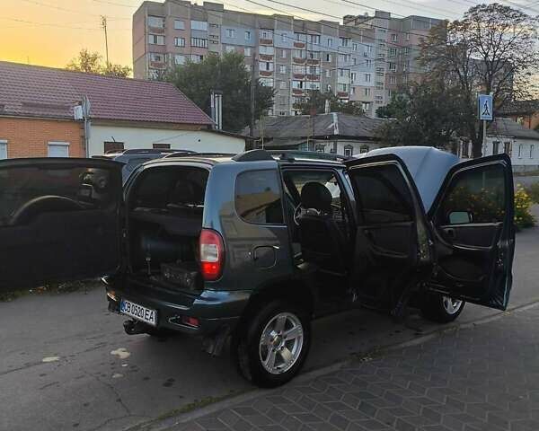 Зеленый Шевроле Нива, объемом двигателя 1.69 л и пробегом 88 тыс. км за 5800 $, фото 2 на Automoto.ua