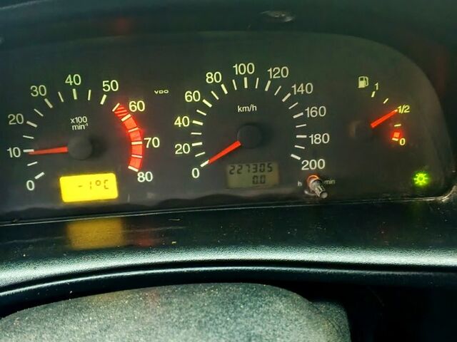 Зеленый Шевроле Нива, объемом двигателя 1.7 л и пробегом 227 тыс. км за 3000 $, фото 1 на Automoto.ua