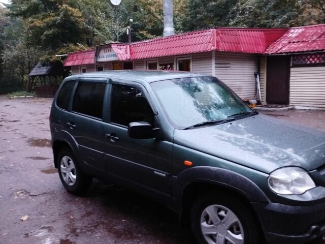 Зеленый Шевроле Нива, объемом двигателя 1.7 л и пробегом 323 тыс. км за 4700 $, фото 1 на Automoto.ua