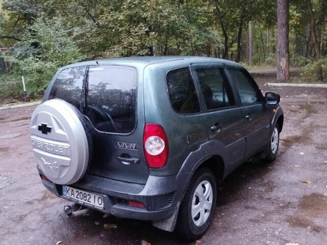 Зеленый Шевроле Нива, объемом двигателя 1.7 л и пробегом 323 тыс. км за 4700 $, фото 2 на Automoto.ua