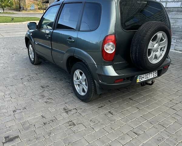 Зеленый Шевроле Нива, объемом двигателя 1.69 л и пробегом 140 тыс. км за 5300 $, фото 2 на Automoto.ua