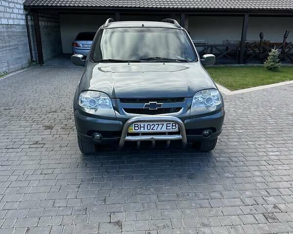 Зеленый Шевроле Нива, объемом двигателя 1.69 л и пробегом 140 тыс. км за 5300 $, фото 1 на Automoto.ua