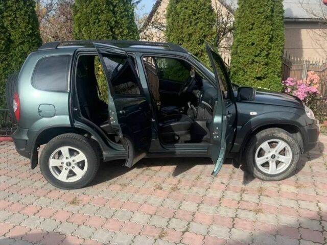 Зеленый Шевроле Нива, объемом двигателя 1.7 л и пробегом 204 тыс. км за 4800 $, фото 1 на Automoto.ua