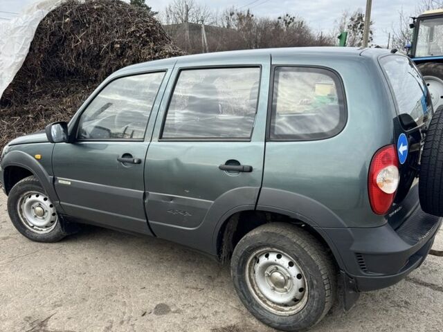 Зеленый Шевроле Нива, объемом двигателя 1.7 л и пробегом 207 тыс. км за 4400 $, фото 1 на Automoto.ua