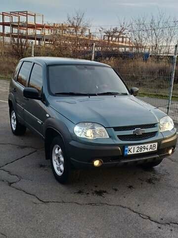 Зеленый Шевроле Нива, объемом двигателя 1.69 л и пробегом 142 тыс. км за 6500 $, фото 1 на Automoto.ua