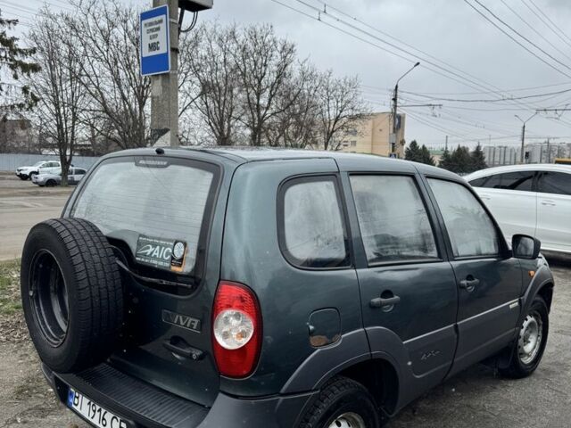 Зеленый Шевроле Нива, объемом двигателя 1.7 л и пробегом 207 тыс. км за 4400 $, фото 5 на Automoto.ua