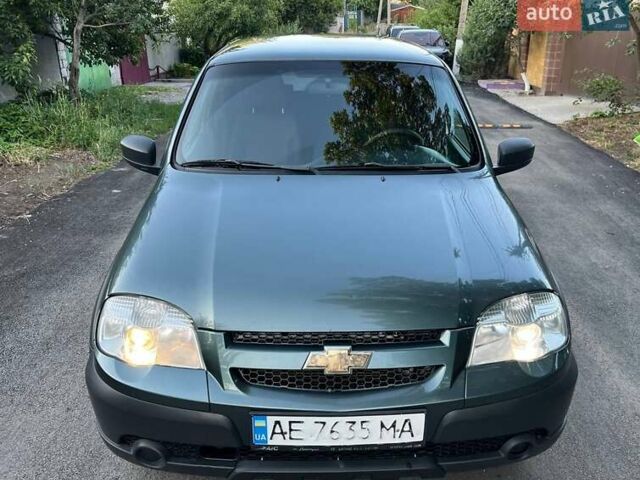 Зеленый Шевроле Нива, объемом двигателя 1.69 л и пробегом 70 тыс. км за 7800 $, фото 2 на Automoto.ua