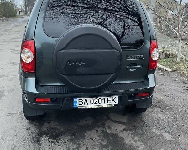 Зеленый Шевроле Нива, объемом двигателя 1.69 л и пробегом 80 тыс. км за 9000 $, фото 2 на Automoto.ua