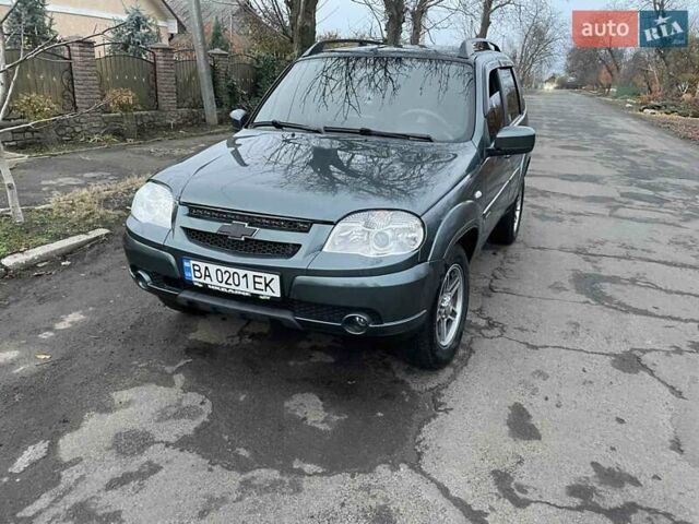 Зеленый Шевроле Нива, объемом двигателя 1.69 л и пробегом 80 тыс. км за 9000 $, фото 1 на Automoto.ua