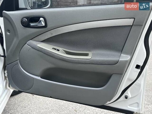 Белый Шевроле Нубира, объемом двигателя 1.6 л и пробегом 275 тыс. км за 3999 $, фото 19 на Automoto.ua