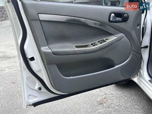 Белый Шевроле Нубира, объемом двигателя 1.6 л и пробегом 275 тыс. км за 3999 $, фото 28 на Automoto.ua