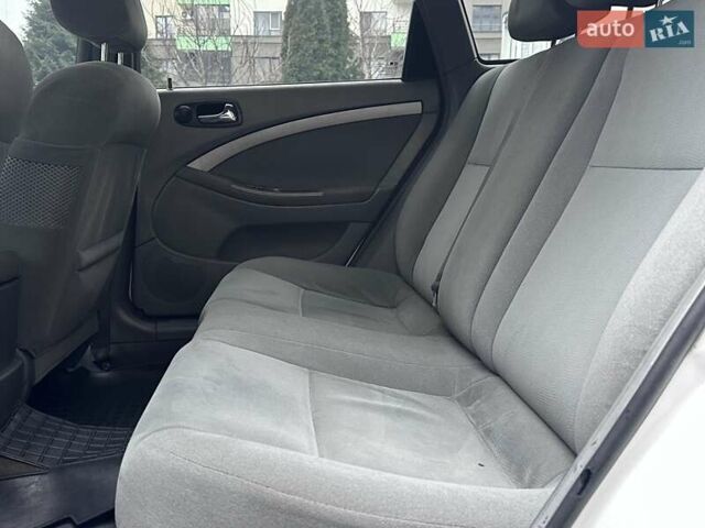 Белый Шевроле Нубира, объемом двигателя 1.6 л и пробегом 275 тыс. км за 3999 $, фото 26 на Automoto.ua