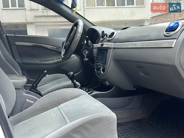 Белый Шевроле Нубира, объемом двигателя 1.6 л и пробегом 275 тыс. км за 3999 $, фото 20 на Automoto.ua