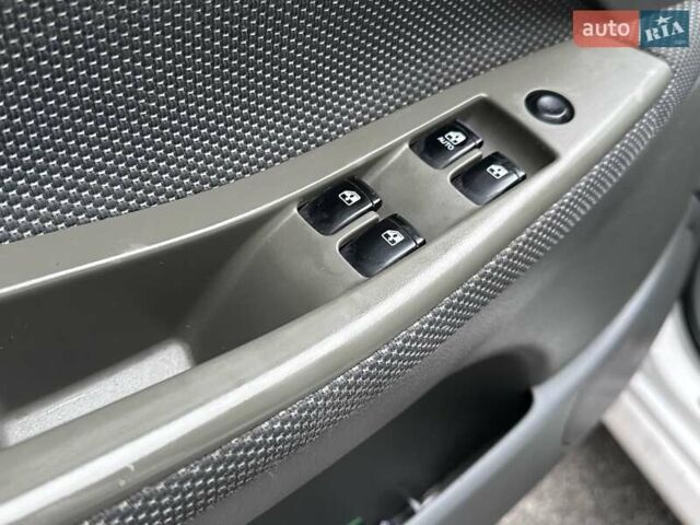 Белый Шевроле Нубира, объемом двигателя 1.6 л и пробегом 275 тыс. км за 3999 $, фото 29 на Automoto.ua