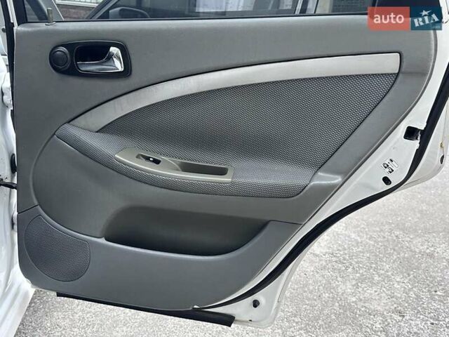 Белый Шевроле Нубира, объемом двигателя 1.6 л и пробегом 275 тыс. км за 3999 $, фото 21 на Automoto.ua