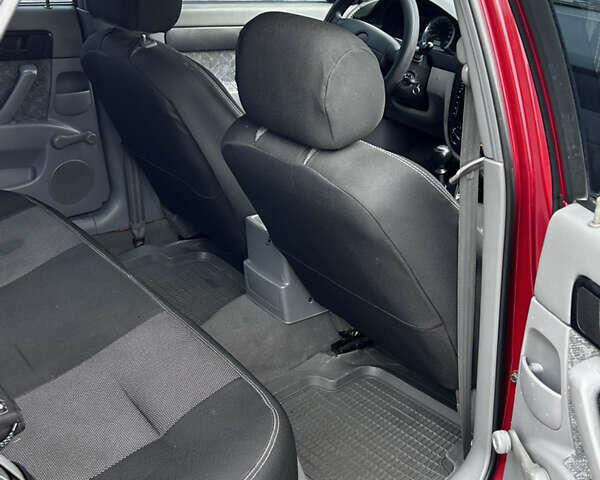 Красный Шевроле Нубира, объемом двигателя 1.6 л и пробегом 222 тыс. км за 3999 $, фото 13 на Automoto.ua