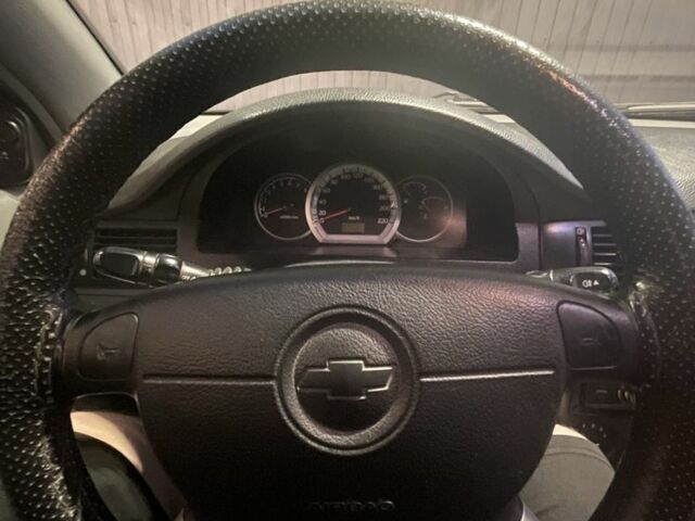 Красный Шевроле Нубира, объемом двигателя 1.8 л и пробегом 250 тыс. км за 3099 $, фото 8 на Automoto.ua