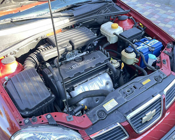 Красный Шевроле Нубира, объемом двигателя 1.8 л и пробегом 78 тыс. км за 4450 $, фото 11 на Automoto.ua