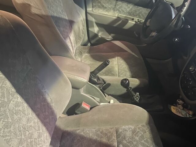 Красный Шевроле Нубира, объемом двигателя 1.8 л и пробегом 250 тыс. км за 3099 $, фото 11 на Automoto.ua