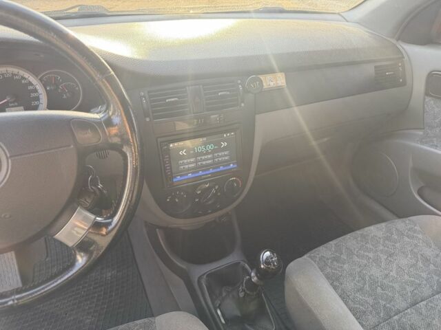 Красный Шевроле Нубира, объемом двигателя 1.8 л и пробегом 231 тыс. км за 3500 $, фото 16 на Automoto.ua