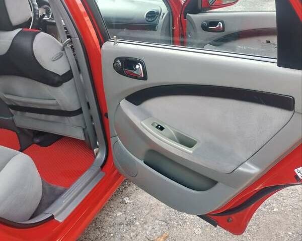 Красный Шевроле Нубира, объемом двигателя 1.6 л и пробегом 236 тыс. км за 3700 $, фото 15 на Automoto.ua