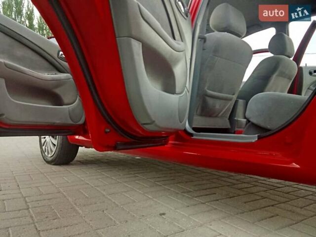 Красный Шевроле Нубира, объемом двигателя 1.6 л и пробегом 235 тыс. км за 4500 $, фото 25 на Automoto.ua