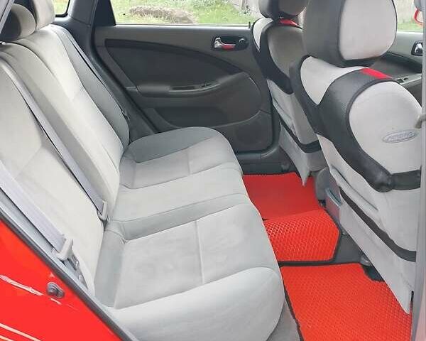 Красный Шевроле Нубира, объемом двигателя 1.6 л и пробегом 236 тыс. км за 3700 $, фото 3 на Automoto.ua