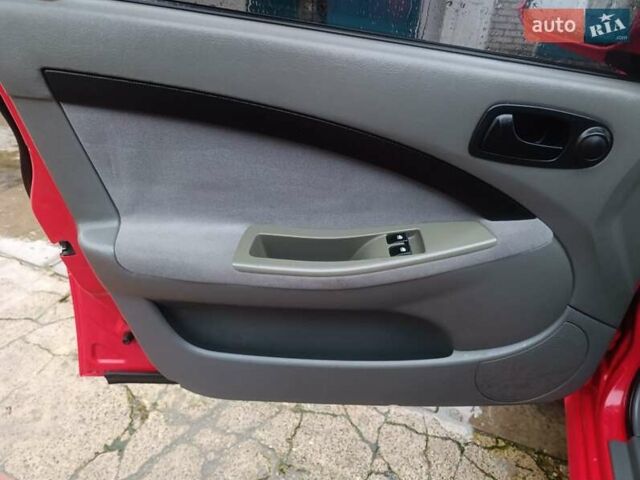 Красный Шевроле Нубира, объемом двигателя 1.6 л и пробегом 235 тыс. км за 3900 $, фото 12 на Automoto.ua