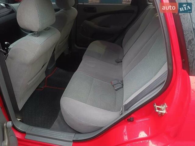 Красный Шевроле Нубира, объемом двигателя 1.6 л и пробегом 235 тыс. км за 3900 $, фото 10 на Automoto.ua