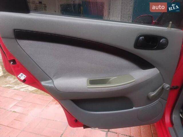 Красный Шевроле Нубира, объемом двигателя 1.6 л и пробегом 235 тыс. км за 3900 $, фото 9 на Automoto.ua