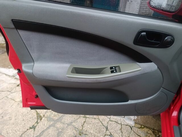 Красный Шевроле Нубира, объемом двигателя 1.6 л и пробегом 235 тыс. км за 3900 $, фото 11 на Automoto.ua