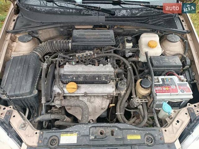 Желтый Шевроле Нубира, объемом двигателя 1.8 л и пробегом 444 тыс. км за 3500 $, фото 19 на Automoto.ua