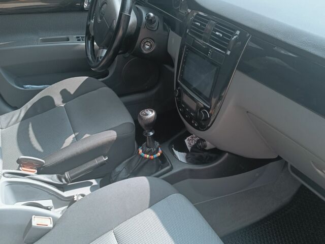 Серый Шевроле Нубира, объемом двигателя 1.8 л и пробегом 133 тыс. км за 4600 $, фото 12 на Automoto.ua