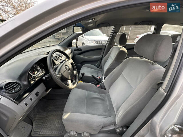 Серый Шевроле Нубира, объемом двигателя 1.6 л и пробегом 270 тыс. км за 4200 $, фото 8 на Automoto.ua