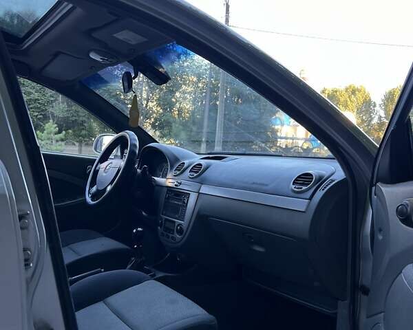 Серый Шевроле Нубира, объемом двигателя 1.8 л и пробегом 300 тыс. км за 4100 $, фото 3 на Automoto.ua