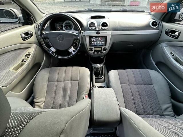 Серый Шевроле Нубира, объемом двигателя 1.8 л и пробегом 264 тыс. км за 5555 $, фото 4 на Automoto.ua