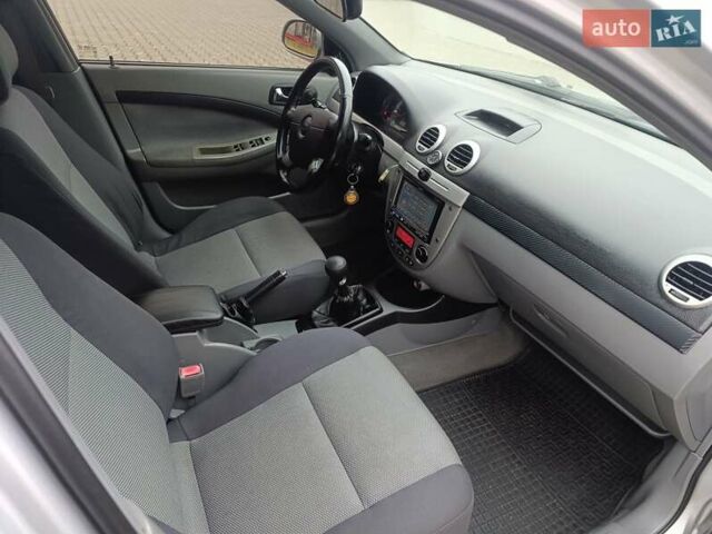 Серый Шевроле Нубира, объемом двигателя 1.8 л и пробегом 250 тыс. км за 3950 $, фото 7 на Automoto.ua