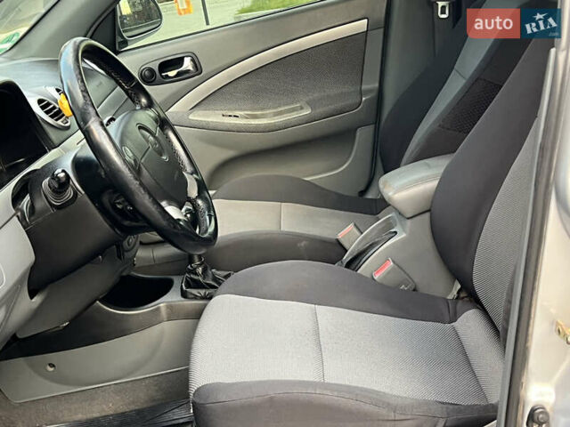 Серый Шевроле Нубира, объемом двигателя 1.8 л и пробегом 303 тыс. км за 3950 $, фото 32 на Automoto.ua